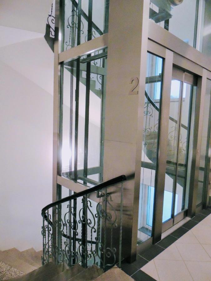 פראג Modern Futuristic Apartment / Zizkov Tv Tower + Metro Station מראה חיצוני תמונה